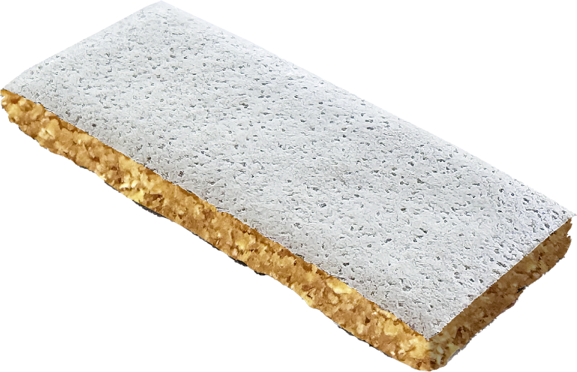 Der Apfel-Mango-Riegel ohne Verpackung: Fruchtmasse mit essbarem Oblatenpapier umhüllt, rechteckig und flach