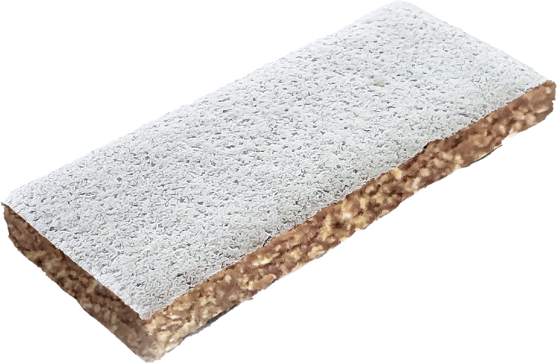 Der Apfel-Beere-Riegel ohne Verpackung: Fruchtmasse mit essbarem Oblatenpapier umhüllt, rechteckig und flach