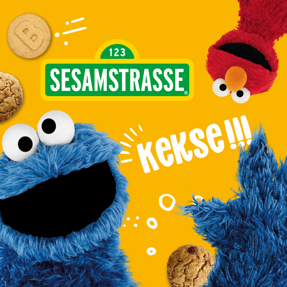 Sesamstraße-Logo auf gelbem Hintergrund mit Elmo und dem Krümelmonster, das begeistert nach Keksen greift