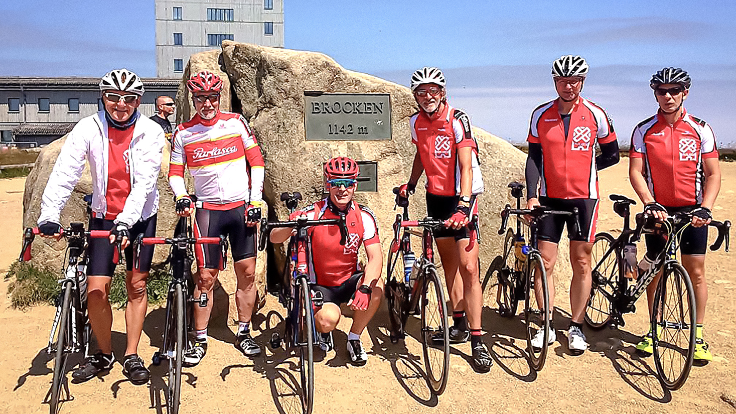 Team Parlasca Keks posiert mit den Fahrrädern vor dem Brocken in 1142m Höhe