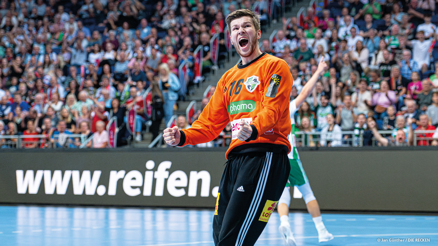 Ein Spieler des TSV Hannover Burgdorf die Recken im orangenen Trikot jubelt