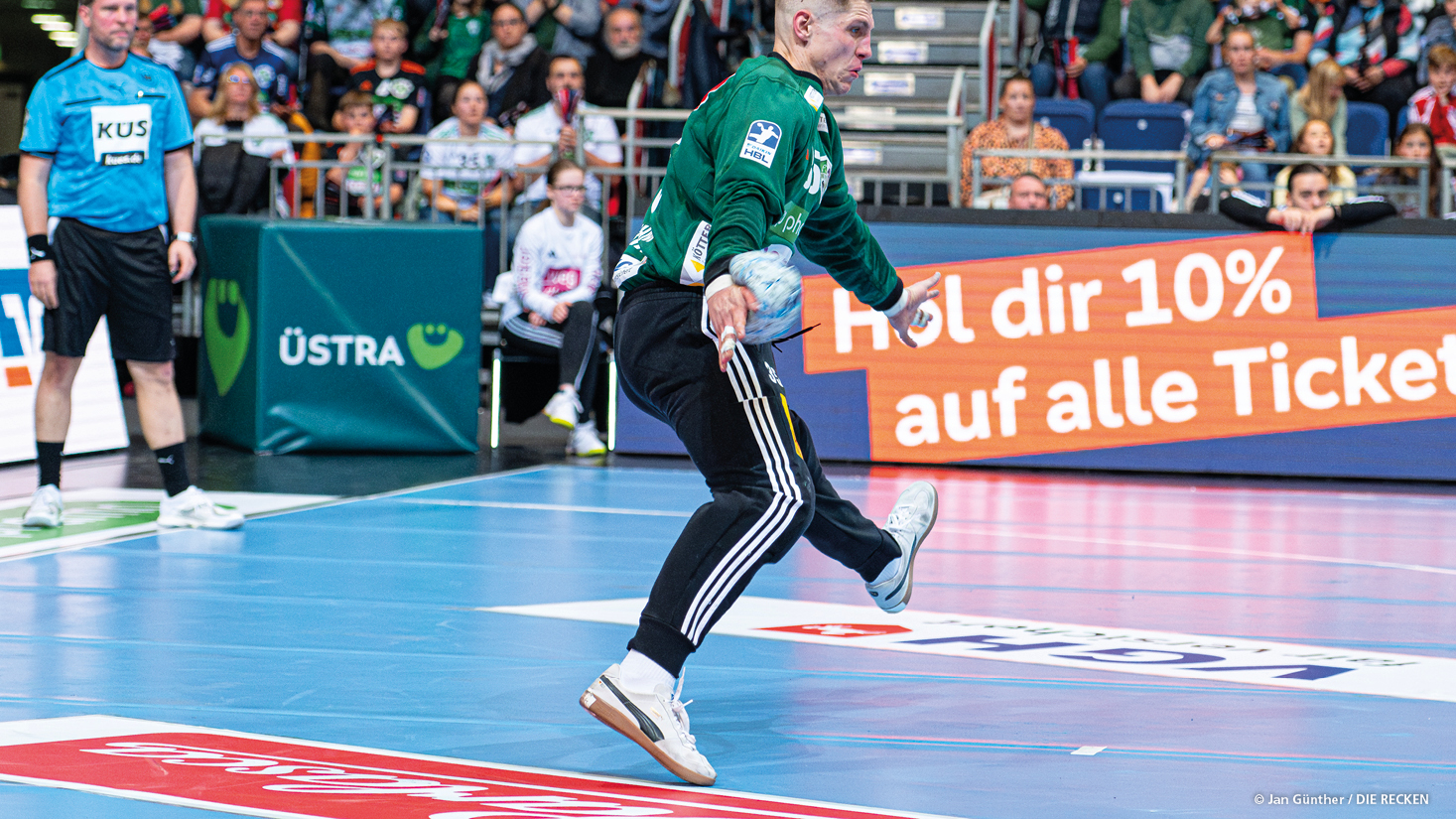 Torwart des TSV Hannover Burgdorf die Recken wehrt einen Torwurf ab. Der Ball prallt an seinen Arm