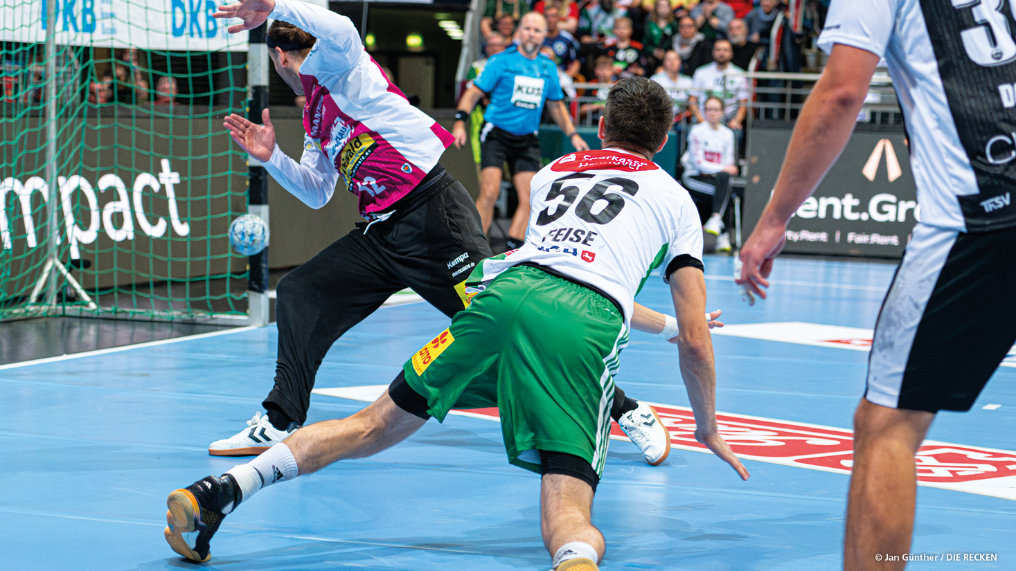 Handballer des TSV Hannover die Recken wirft ein Tor