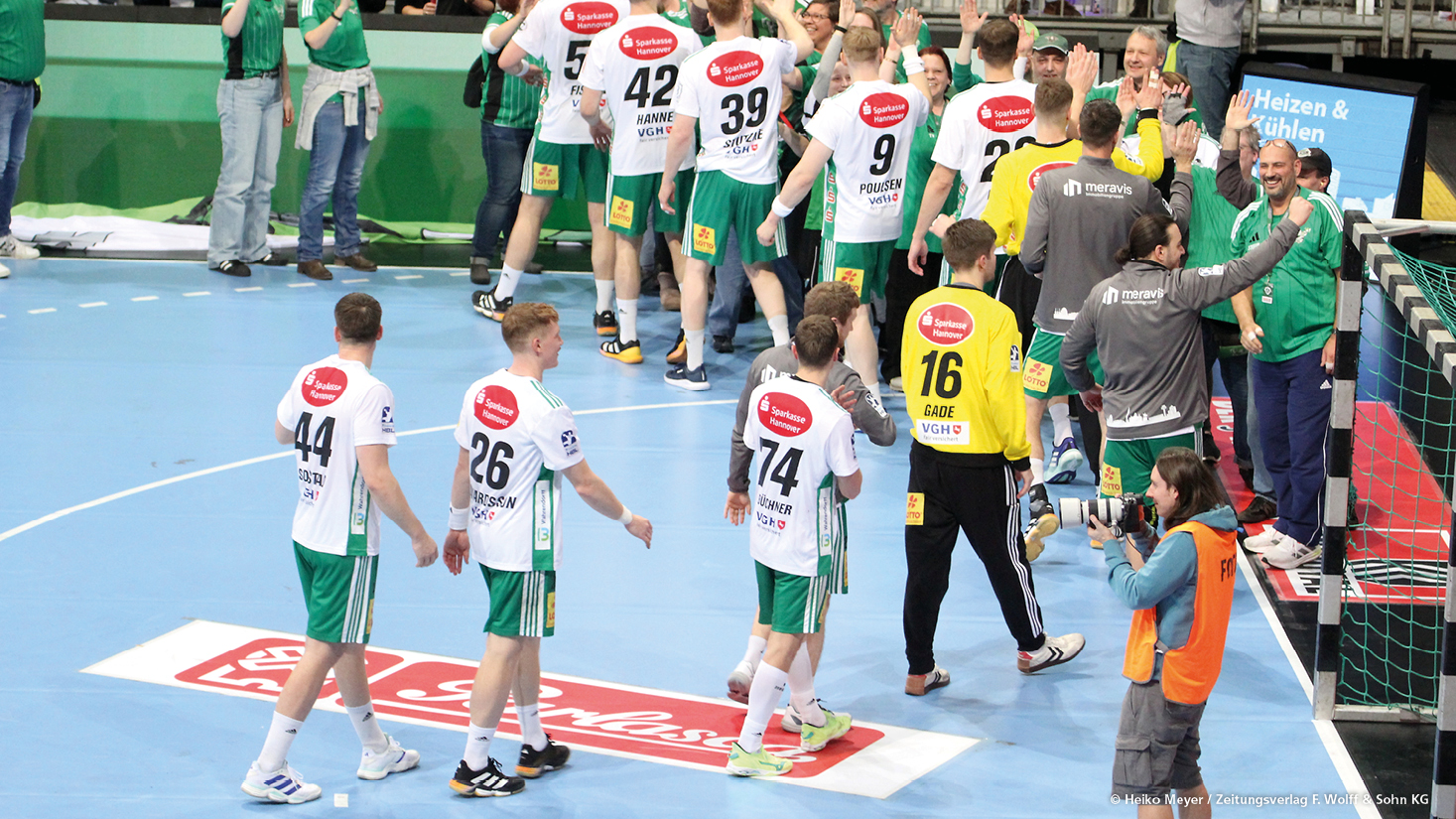 Das Handballteam der Recken klatscht nach einem Sieg mit dem Team ab