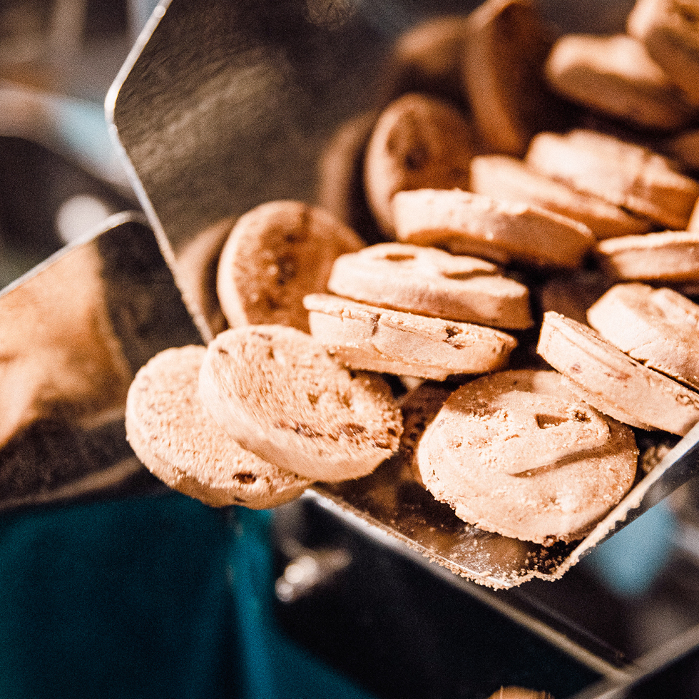 Kakaokekse mit ABC Motiv in einer Abwiegevorrichtung