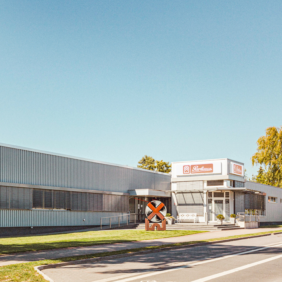 Gebäude der Keksfabrik von außen Mühlenskulptur auf Rasen