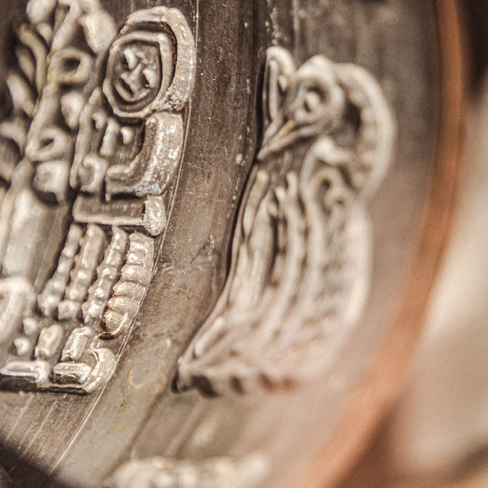 Nahaufnahme einer Keksform mit Spekulatiusmotiven