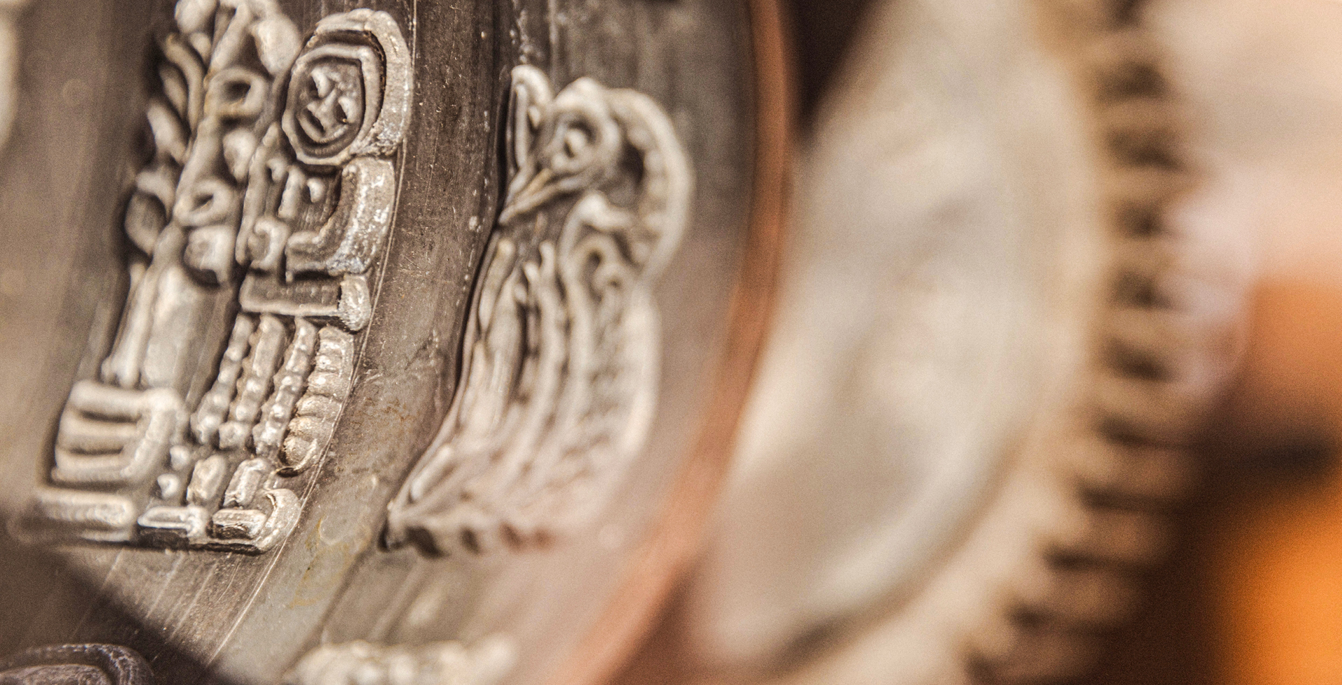 Nahaufnahme einer Keksform mit Spekulatiusmotiven