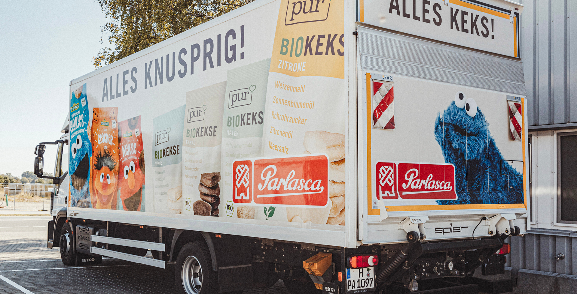 Lastwagen der Firma Parlasca bedruckt mit Sesamstrasse und pur Keksverpackungen und dem Krümelmonster